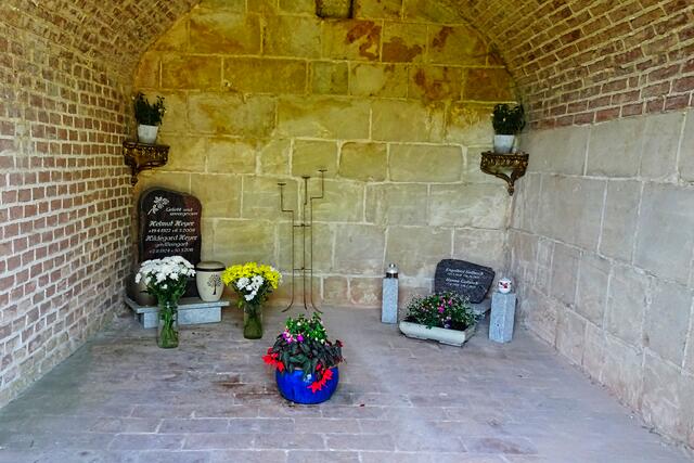 Blick in eine Familien - Gruft auf dem Wipertifriedhof