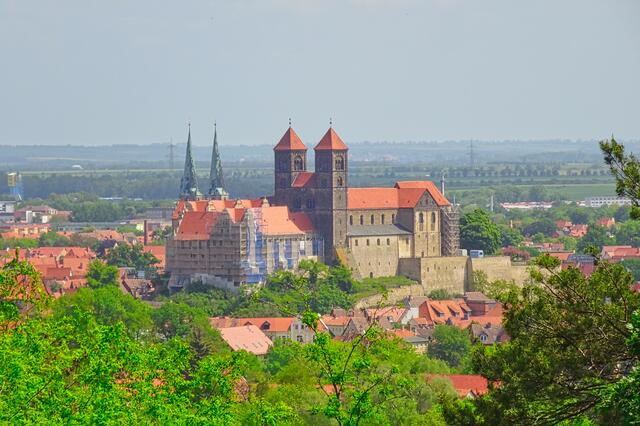 Blick auf den Schlossberg mit St. Servatius Stiftskirche, im Hintergrund die Türme der Nikolaikirche