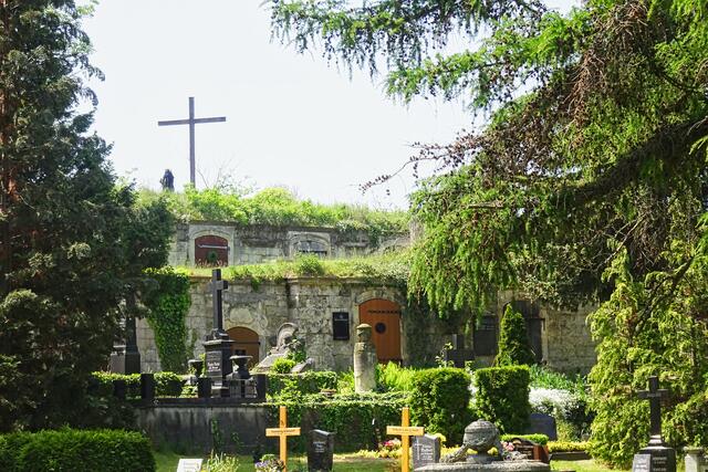 Wipertifriedhof, hier sind die beiden Etagen der Familien _ Grüfte gut erkennbar 