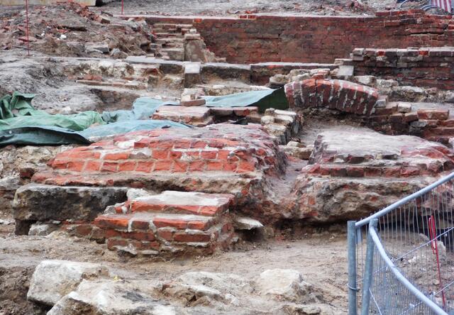 Bei der Sanierung der in Schieflage geratenen Leinemauer, wurden sie 2017 freigelegt.