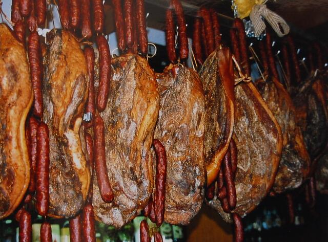 Wahrscheinlich hat Haarmann das Menschenfleisch wie Schweinefleisch verarbeitet. Ahnungslose Abnehmer gab es in der schweren Zeit genug, und alle hatten Hunger.