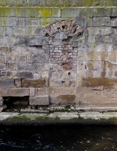 Die Keller der Häuserfronten lagen direkt am Wasser. Ein ehemaliger Zugang ist noch erkennbar. 