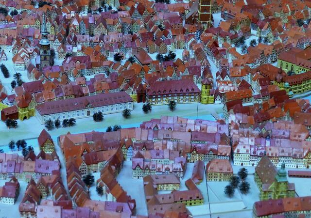 Sein zweiter Wohnsitz war die Straße Rote Reihe 2. Sie führt unten am Bildrand vor der Neustädter Hof- und Stadtkirche (ganz rechts) entlang. Darüber befindet sich die Leineinsel, Klein Venedig genannt.