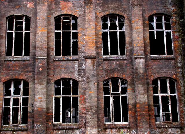 Im Gefängnis am Raschplatz war nun er es, der in der frühen Morgendämmerung seinen Kopf unterm Fallbeil verlor. Ein Aufatmen ging durch Hannover.
Das Gefängnis bestand ähnlich diesem Conti-Gebäude aus rotem Backstein. Mir hat es als Kind auf dem Weg zu meinen Großeltern in der List immer Unbehagen eingeflößt.