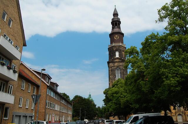 Die Straße Rote Reihe war ihr Ziel. Im Haus Nr. 2 (heute sind die Hausnummern geändert), das sich ein Stück hinter der Kirche auf der linken Seite befand, hatte Haarmann sein Dachzimmer.  
Es war ein Fachwerkhaus, in dem sich unten ein Restaurant befand. Verkaufte Haarmann sein Fleisch auch dorthin? Nebenan wurden in der Hof- und Stadtkirche fromme Gebete gesprochen. Darin hat auch Leibniz seine letzte Ruhestätte gefunden. Er würde sich sicher im Grabe umdrehen, hätte er von Haarmanns Tun erfahren.