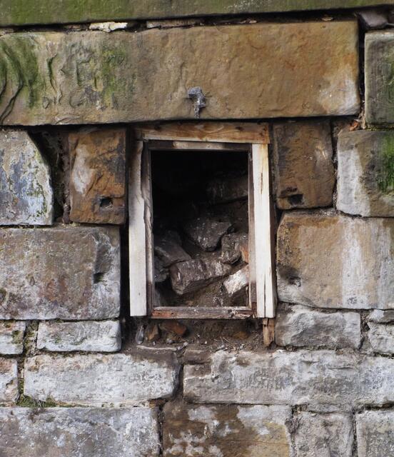 Unrat konnte durch ein Fenster in die Leine gekippt werden. Haarmann bevorzugte aber für Leichenteile einen Blecheimer, den er aus dem Haus trug. 