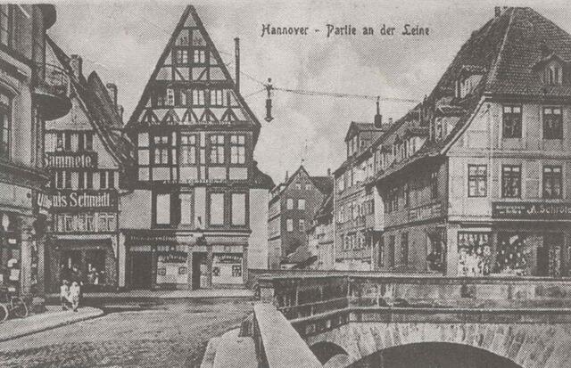Die Leinebrücke der Schlossstraße ist im Vordergrund erkennbar. Zwischen den Häusern fließt die Leine entlang. Im Krieg wurde, bis auf die Brücke, leider alles zerstört. Die Grundmauern der Häuser des linken Leineufers sind aber noch erhalten.
