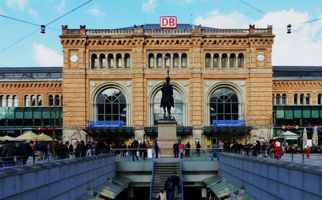 Doch zunächst mussten ahnungslose Opfer in der chaotischen Halle des Hauptbahnhofs, die von Arbeitslosen, Herumtreibern, Gesindel, elternlosen Kindern und jungen Ausreißern als Aufenthaltsort genutzt wurde, abgeschleppt werden.