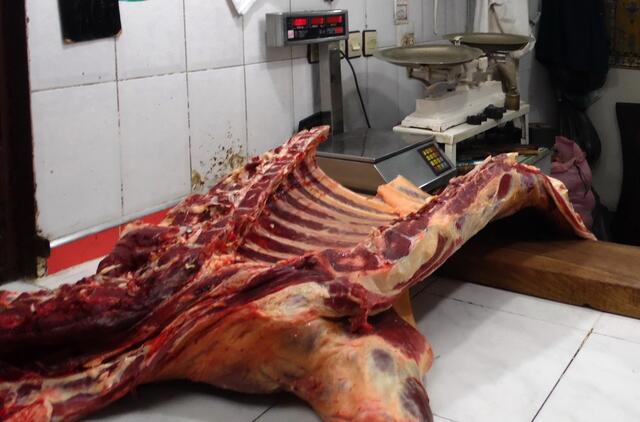 Danach wurde der Torso ausgeweidet. Herz, Lunge, Niere und alles andere wurden in Eimern oder Paketen aus dem Haus getragen.