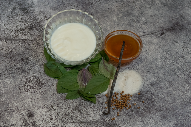 Sabinas Kochstudio - Erdbeer-Kartoffel-Knödel mit Überraschungen - Die Zutaten für den Basilikum-Joghurt | Foto: FSeventfoto