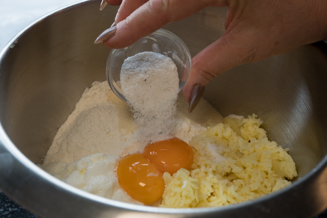 Sabinas Kochstudio - Erdbeer-Kartoffel-Knödel mit Überraschungen | Foto: FSeventfoto
