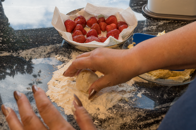 Sabinas Kochstudio - Erdbeer-Kartoffel-Knödel mit Überraschungen | Foto: FSeventfoto