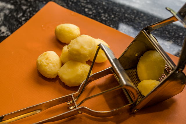 Sabinas Kochstudio - Erdbeer-Kartoffel-Knödel mit Überraschungen | Foto: FSeventfoto