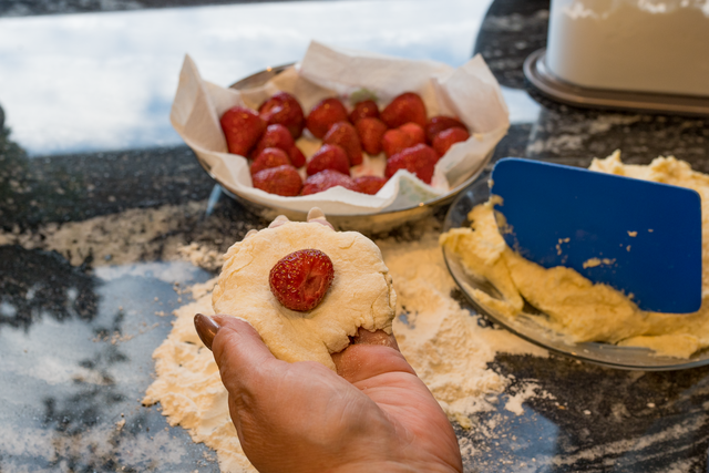 Sabinas Kochstudio - Erdbeer-Kartoffel-Knödel mit Überraschungen | Foto: FSeventfoto