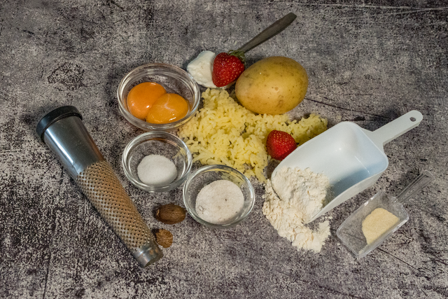 Sabinas Kochstudio - Erdbeer-Kartoffel-Knödel mit Überraschungen - Die Zutaten für den Kartoffelteig | Foto: FSeventfoto