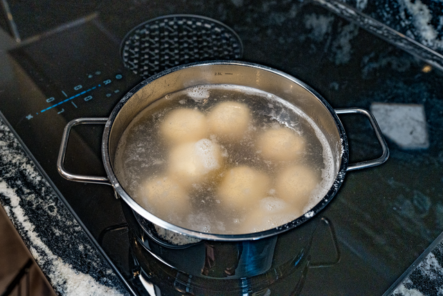 Sabinas Kochstudio - Erdbeer-Kartoffel-Knödel mit Überraschungen | Foto: FSeventfoto