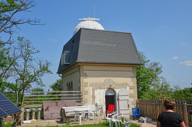 Aufgang zur  Sternwartenkuppel. Unter der Freifläche befindet sich der einstige Wasserhochbehälter