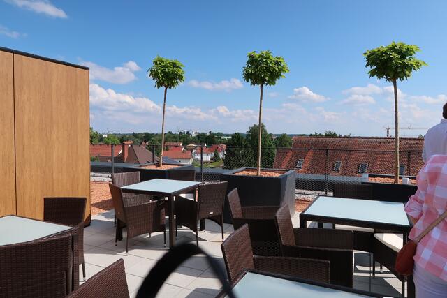 Die Dachterrasse bietet Bewohnerinnen und Bewohnern grandiose Ausblicke - und die Möglichkeit sich zu treffen