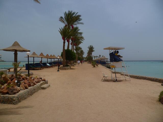 Hurghada: Damm zum Außenriff vom Hotel Arabia Azur.
