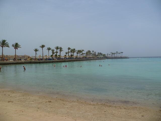 Hurghada: Damm zum Außenriff. Der erste Abstecher. Das Außenriff ist an der Grenzlinie türkises/dunkelblaues Wasser zu erkennen.
