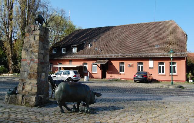 Nur ein paar Schritte weiter befindet sich ein einstiger Einlass der hannoverschen Landwehr, die Pinkenburg, ein Vorposten zur Sicherung der Stadt und gegen das Bistum Hildesheim. Damals gehörte noch ein Wartturm dazu. 
Durch Schlagen mit einem Hammer auf eine Metallstange, das Pingen, wie es in einer Schmiede beim Hämmern erklang, konnte ein Alarm ausgelöst werden. Zum Beispiel bei Angriffen oder Feuer.

