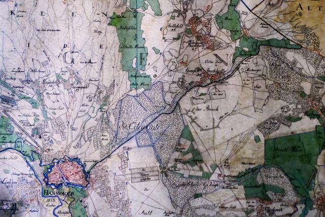 Die alte Karte zeigt anschaulich dieses Gebiet. Gut zu erkennen ist der Torfkanal, der von der Stadt diagonal nach rechts oben zum Altwarmbüchener Moor führt. Er durchquert die Eilenriede, etwa dem Verlauf der Waldchaussee folgend. Rechts darüber liegt Groß Buchholz. 