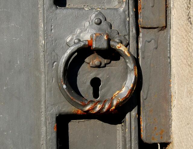 Und darin soll nun der Räuber sein Raubgut versteckt haben, oder auch sich selbst. Aber das gehört wohl ins Reich der Legende. 