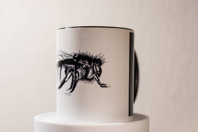 Wir besuchten die Augsburger Soulsängerin, Malerin und Designerin Sylvia Beyerle „Mom Bee“ in ihrem Atelier in Augsburg. | Foto: FSeventfoto