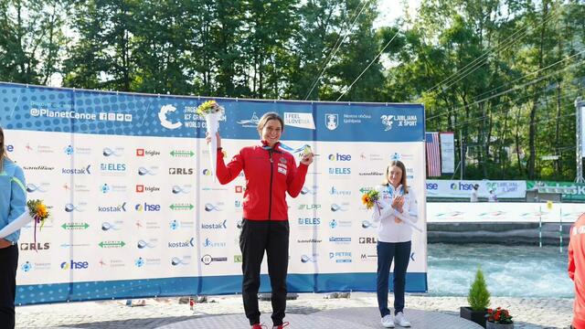 Elena Lilik bei der Siegerehrung | Foto: Uta Büttner