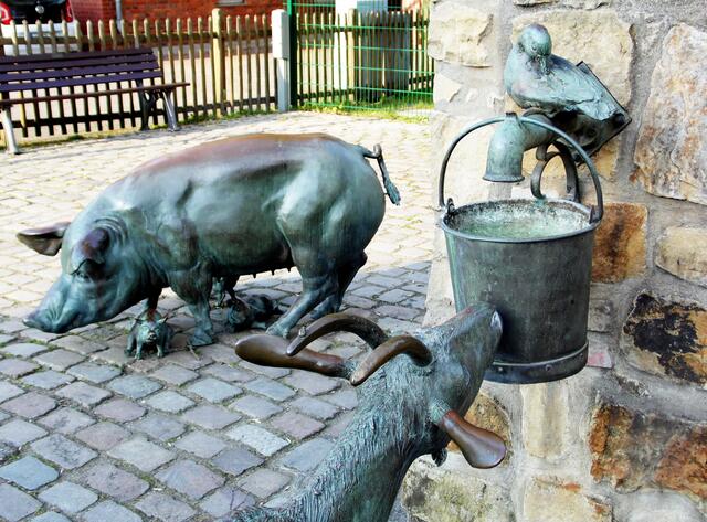Ein schöner Brunnen gegenüber erinnert an diese bäuerliche Zeit.