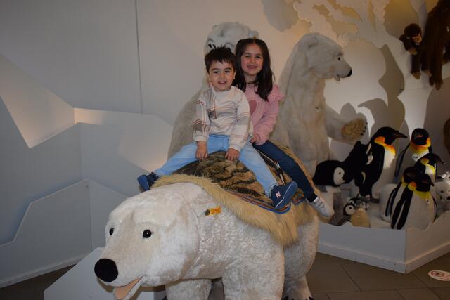 Wo kann man sonst auf einem Eisbären reiten? Die Kinder hatten viel Spaß dabei.