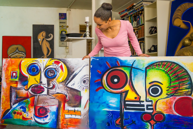 Wir besuchten die Augsburger Soulsängerin, Malerin und Designerin Sylvia Beyerle „Mom Bee“ in ihrem Atelier in Augsburg. | Foto: FSeventfoto