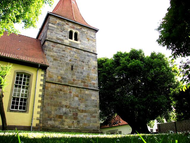 Die sich im Kirchturm verbarrikadierenden 33 Bauern konnten nicht überleben. Auch sie starben den Feuertod. 