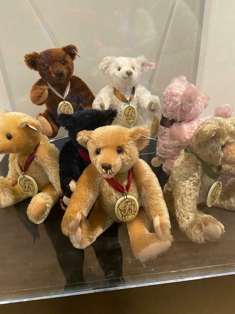 Im historischen Bereich blickt man auf ausgewählte und heute seltene Stücke aus der über 140-jährigen Steiff Historie. 