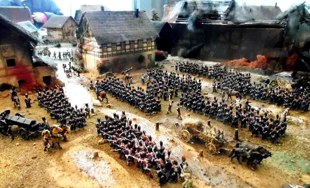 Als Hanebuth acht Jahre alt war, begann der Dreißigjährige Krieg. Es wurde gebrandschatzt, vergewaltigt, gemordet und die ganzen deutschen Lande verwüstet. Ein Drittel der Bevölkerung musste ihr Leben lassen.
Auch Hanebuth musste irgendwann in diesen grausamen Krieg ziehen. Als Söldner verdingte er sich in der Schwedischen Armee und verrohte wie alle Soldaten vollkommen.