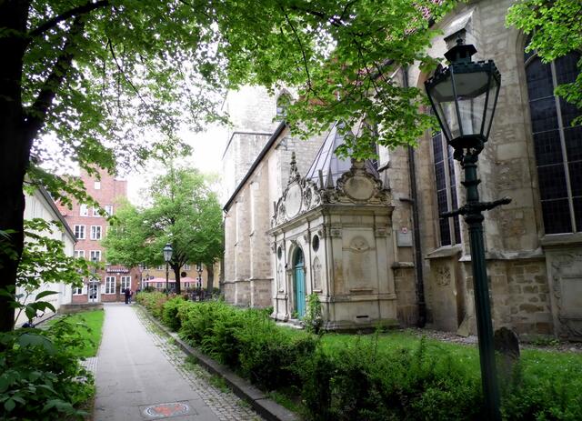 Im Kellergewölbe der Kirche kann man grausige Dinge sehen.
