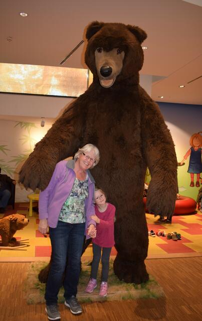 Groß, größer, am größten - in den Klauen eines Bären begab sich diese Oma mit ihrer Enkeltochter.