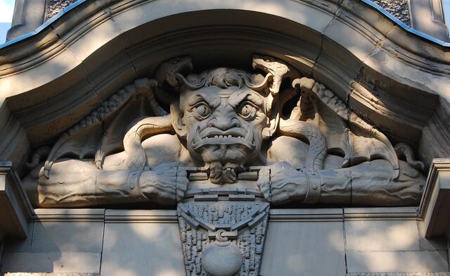 Jedenfalls hatte damit das Ausrauben und Morden ein Ende. Die Gerichtsbarkeit der Stadt sollte gnadenlos zuschlagen, wie es dieses Relief an der Polizeidirektion am Waterlooplatz zeigt.