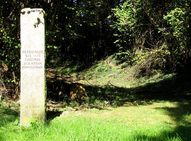Besonders schwer betroffen waren die Dörfer, die an einer alten Heerstraße lagen. Sie mussten nicht selten vollkommen aufgegeben werden, da sie durch die vorbeiziehenden Truppen immer wieder geplündert wurden. Mal durch Protestanten, mal durch Katholiken.
Die abgebildete Heerstraße verlief einst von Hannover nach Alfeld, parallel zur heutigen Bundesstraße 3.