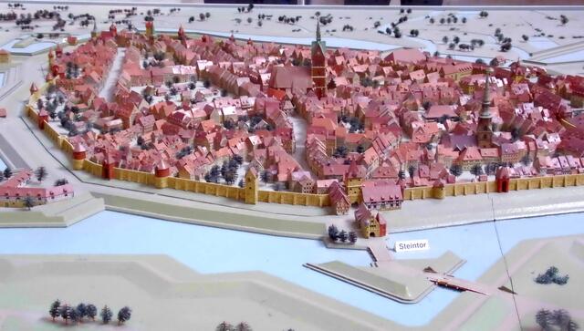 Vor dem Steintor, wo sich die Richtstätte befand, wurde es auf dem Schafott gemäß dem Halsgericht vollstreckt. Dabei wurde das schwere Wagenrad, von einem Eisenreifen mit scharfen Kanten umringt, vom Scharfrichter in kleinen Abständen von den Füßen bis zum Brustkorb fallengelassen, so dass sämtliche Knochen zerbrachen. Anschließend wurde der zertrümmerte Körper des noch Lebenden in die Speichen eines anderen Wagenrades geflochten, das aufgerichtet wurde. Dann wurde ihm der Kopf abgeschlagen oder er wurde erdrosselt.