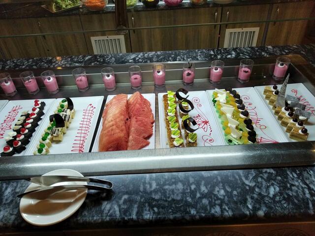 Optisch und geschmacklich ein Highlight: Das Kuchenbuffet mittags und abends.
