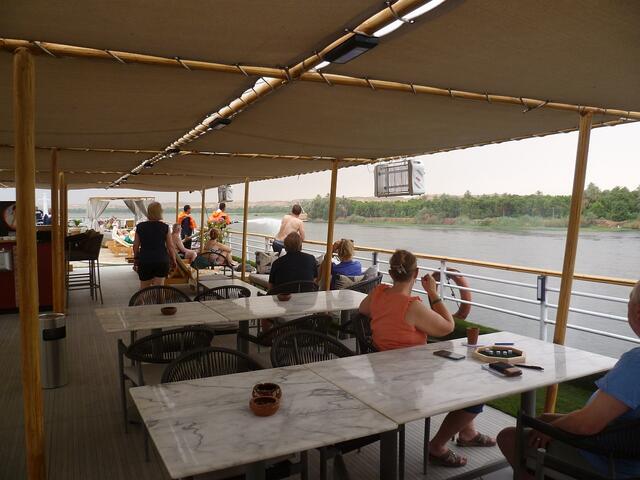 Laut Aushang an der Rezeption wurde an diesem Tag auf der 
„MS Nile Excellence“ ein Alarm und eine Feuerlöschübung angekündigt. Dazu wurde der Schlauch ausgerollt und 10 Minuten Wasser gefördert. 