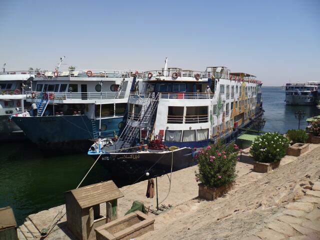 Bis zu fünf Kreuzfahrtschiffe werden nebeneinander vertäut. Am Kai die „MS Nile Excellence“ 