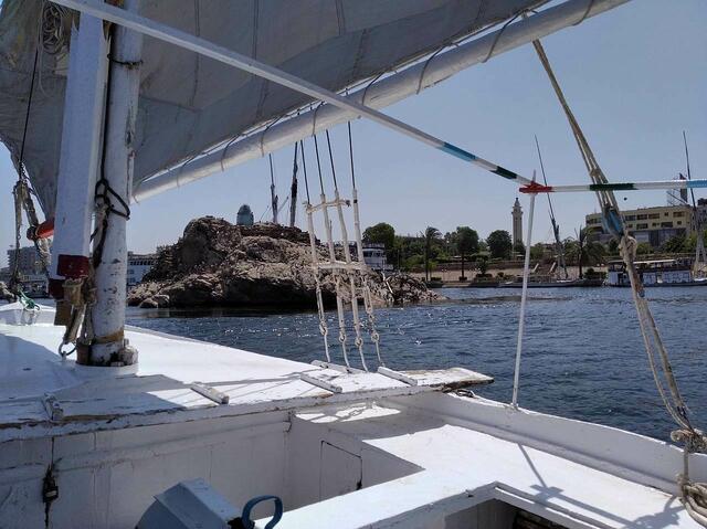Rückfahrt mit Holzsegelboot zum Krezfahrtschiff.
