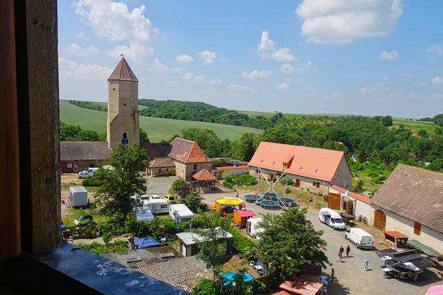 Blick vom Bergfried 1 (Aussichtsturm) auf den Bergfried 3 