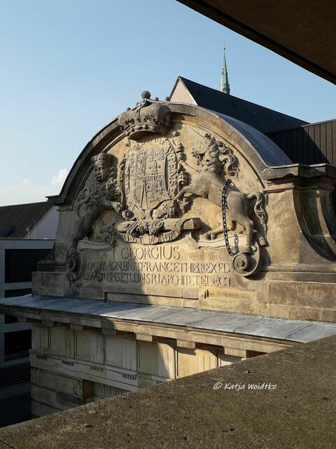 "Nacht der Museen" im Historischen Museum Hannover

Blick von der Dachterrasse des Historischen Museums auf das Marstalltor mit dem Staatswappen von Georg I.

(Foto: Katja Woidtke)