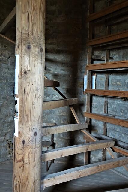 Drehspindelanlage in Bergfried 3, an der Wand Nachbau der Nistanlage für Tauben
