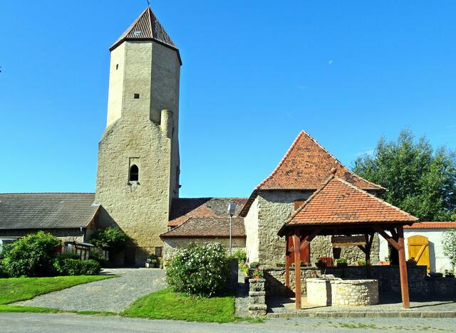 Bergfried 3 mit dem Brunnenhaus und den ehem. Pferdestall der jetzigen Heimatstube