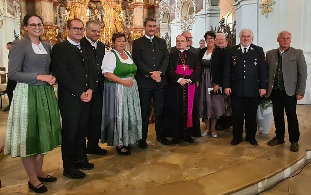 Gruppenfoto der Vertreter von Kirche, Politik und Organisationen