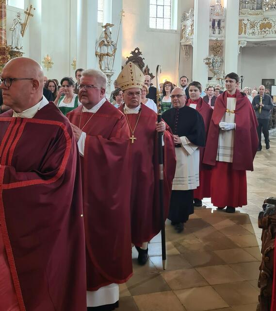 Einzug Liturgischer Dienst, Pfarrer Dr. Thomas Maria Rimmel von K-TV, Wieskurat BGR Florian Geis, S. E. Bischof Dr. Bertram Meier